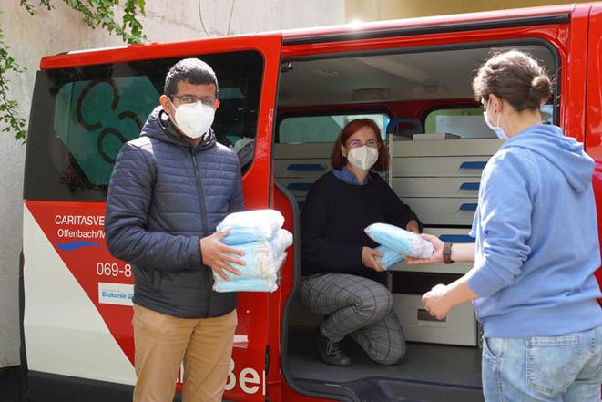 Übergabe von 600 Masken an die Caritas Straßenambulanz